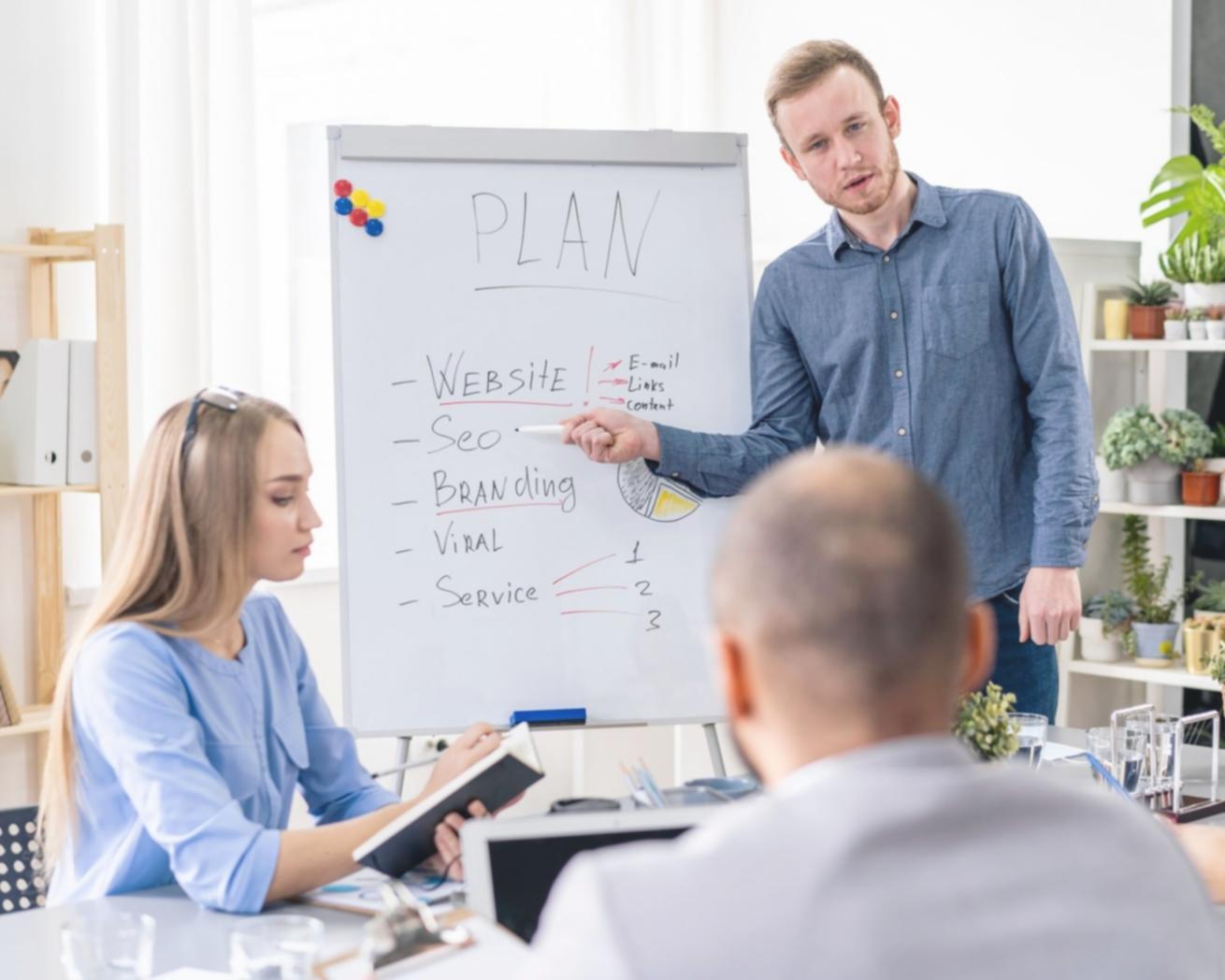 Grupo de profesionales colaborando en análisis financiero durante sesión de aprendizaje